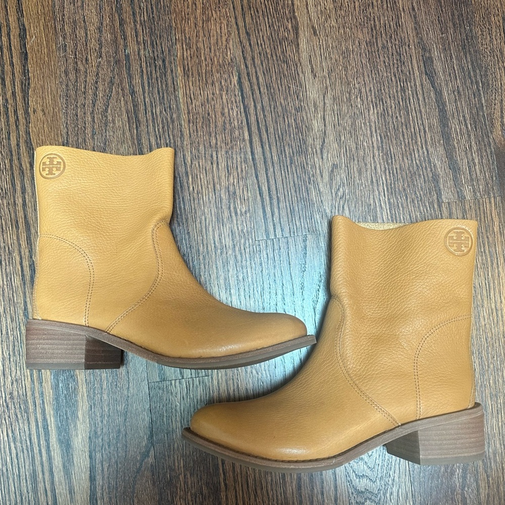 TORY BURCH SIENA BOOTIE LOGO SLOUCHY CHUNKY  LEATHER TAN 6